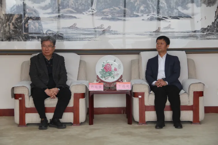 Shandong LANO Hego Koreako Dongguk Unibertsitateko KWAK irakaslearekin, Moon Kyu, doktorearekin eta Liang Tongho ordezkariarekin lankidetzan aritzen da Shandong Jianzhu Unibertsitatearekin zarata kontrolatzeko alorrean trukeak eta lankidetzak egiteko.